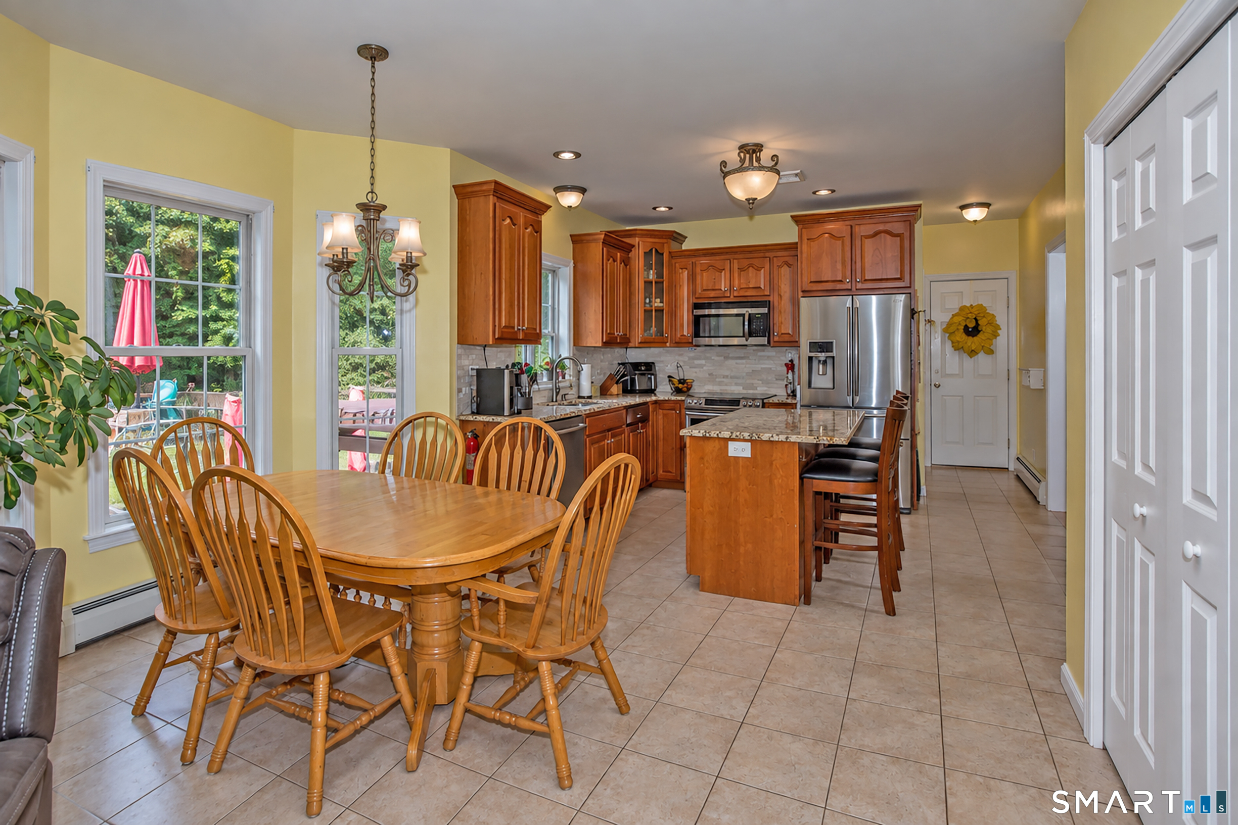 eat-in kitchen