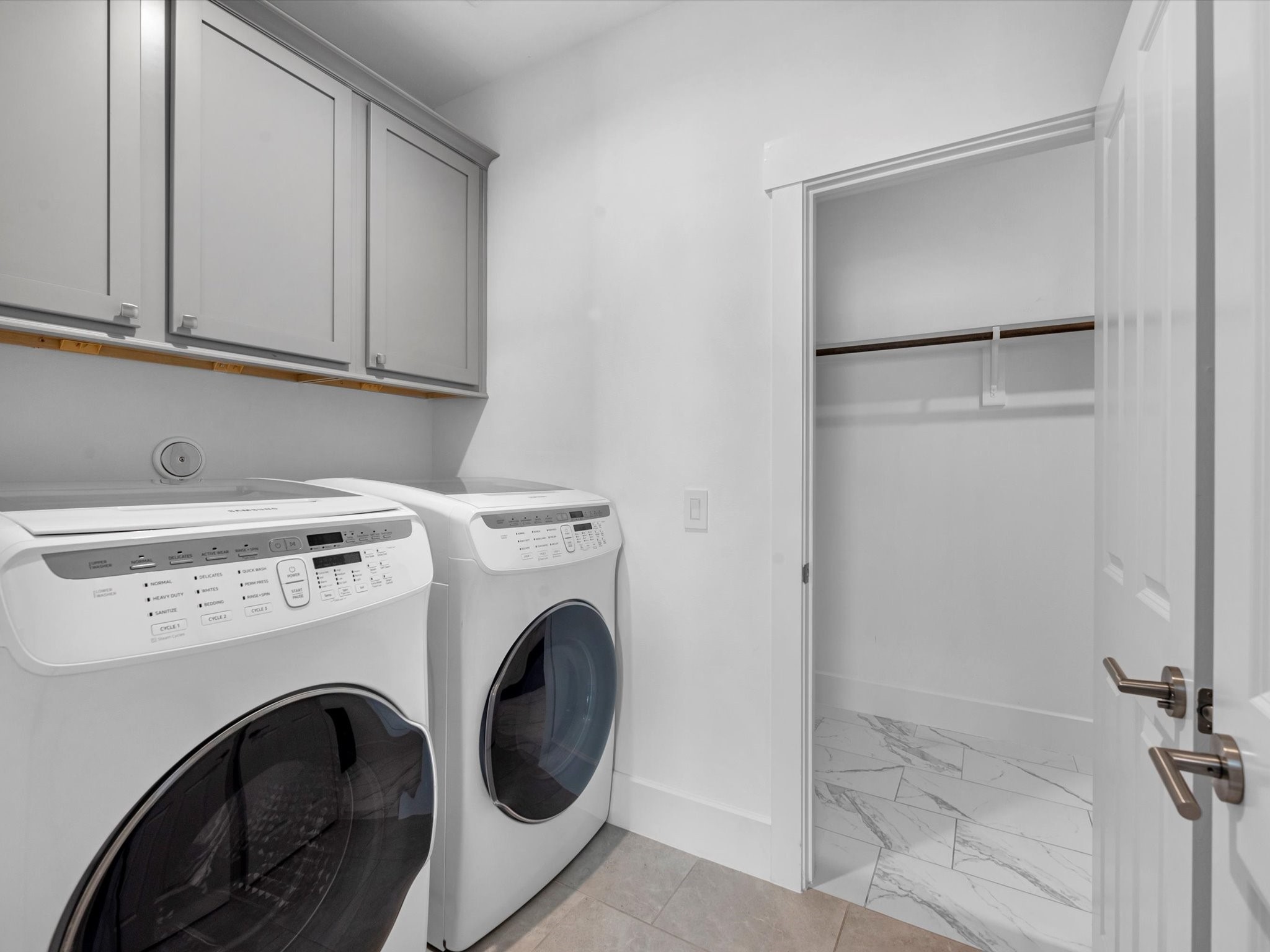 15 Black Dog Lane Spring, TX 77389 - Photo 28 of 32 a utility room with dryer and washer