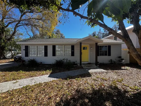 $2,600 | 3008 Hillview Street, Sarasota, FL 34239