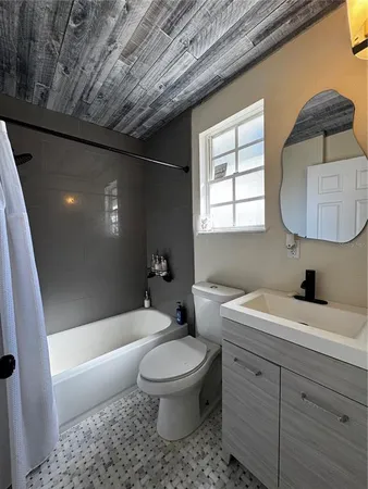 $2,600 | 3008 Hillview Street, Sarasota, FL 34239