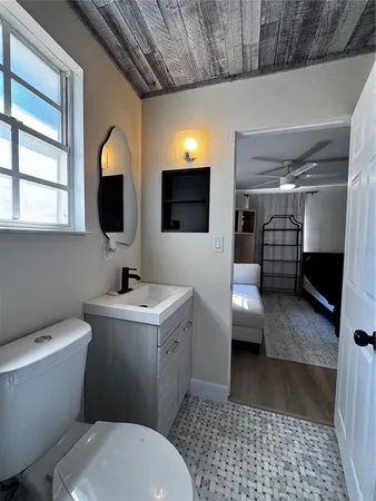 $2,600 | 3008 Hillview Street, Sarasota, FL 34239