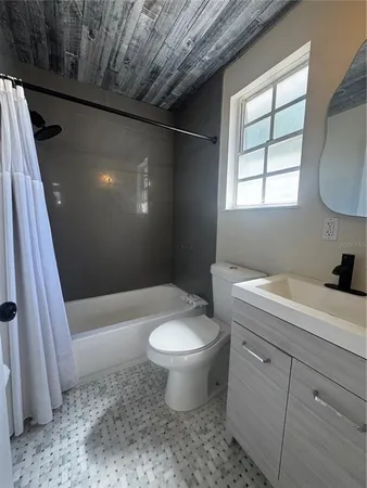 $2,600 | 3008 Hillview Street, Sarasota, FL 34239