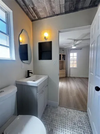 $2,600 | 3008 Hillview Street, Sarasota, FL 34239