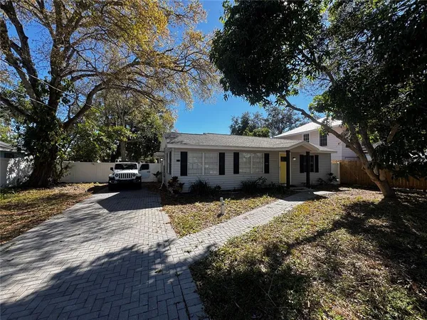 $2,600 | 3008 Hillview Street, Sarasota, FL 34239