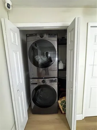 $2,600 | 3008 Hillview Street, Sarasota, FL 34239