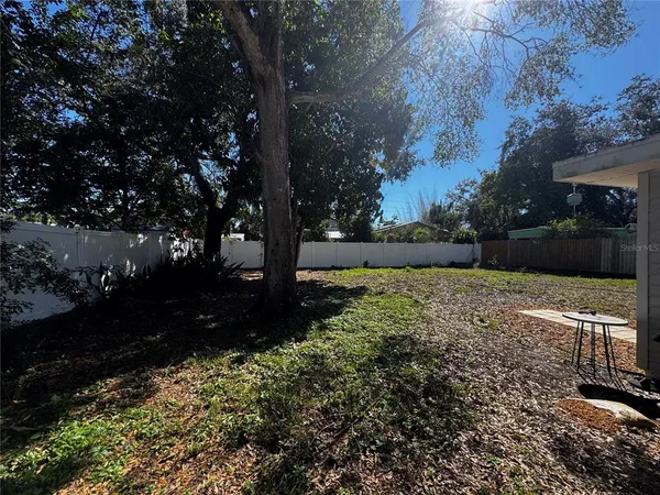 $2,600 | 3008 Hillview Street, Sarasota, FL 34239