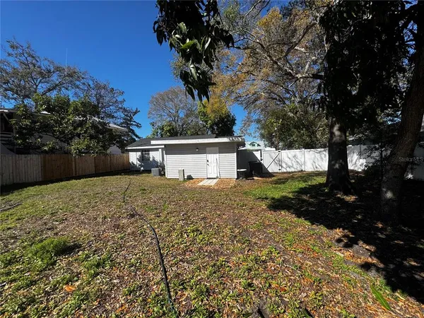 $2,600 | 3008 Hillview Street, Sarasota, FL 34239