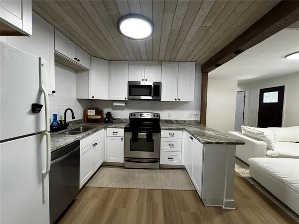 $2,600 | 3008 Hillview Street, Sarasota, FL 34239