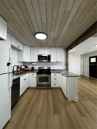 $2,600 | 3008 Hillview Street, Sarasota, FL 34239