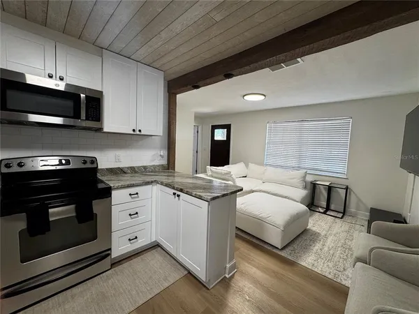 $2,600 | 3008 Hillview Street, Sarasota, FL 34239