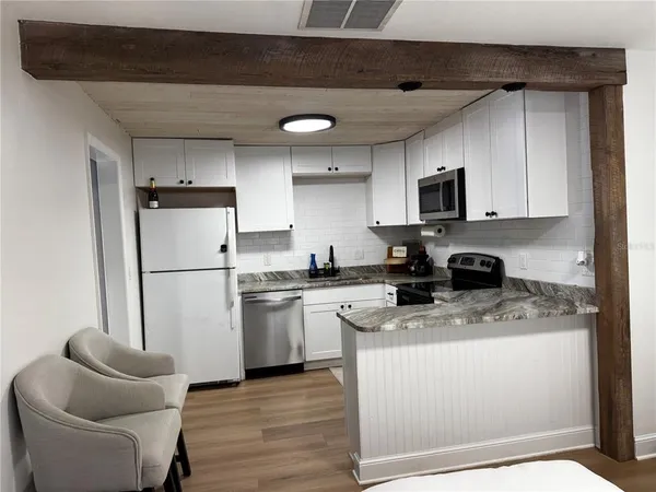 $2,600 | 3008 Hillview Street, Sarasota, FL 34239