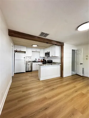 $2,600 | 3008 Hillview Street, Sarasota, FL 34239