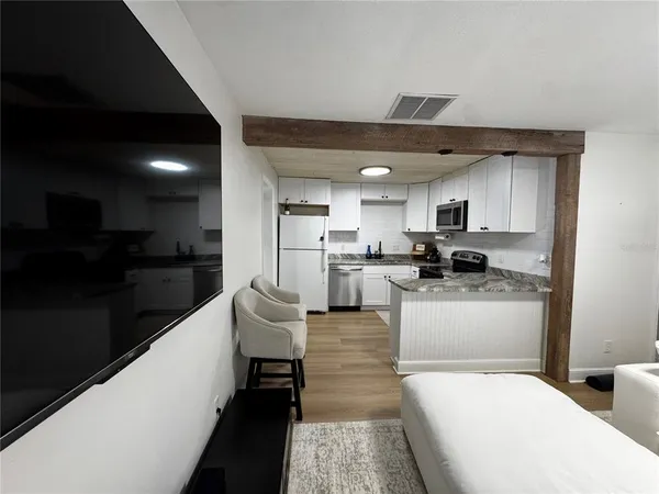 $2,600 | 3008 Hillview Street, Sarasota, FL 34239