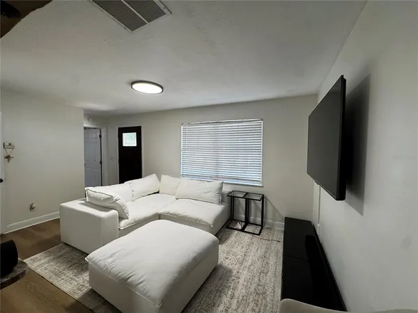 $2,600 | 3008 Hillview Street, Sarasota, FL 34239