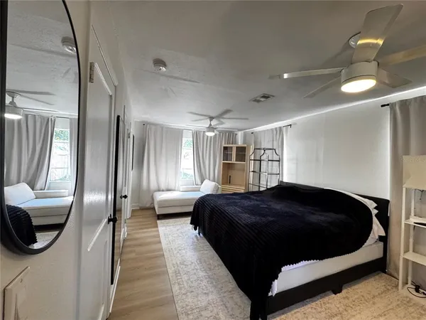 $2,600 | 3008 Hillview Street, Sarasota, FL 34239