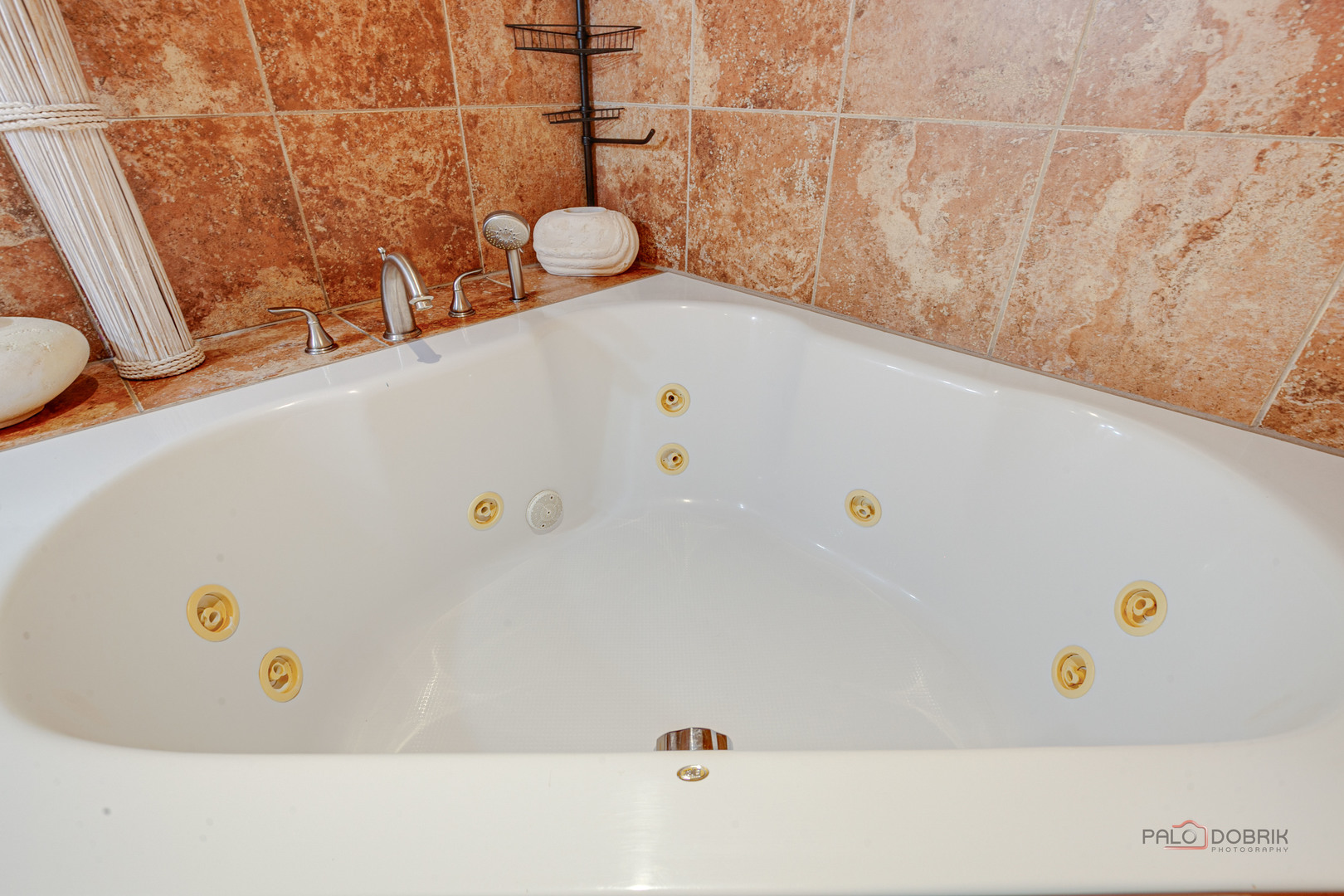 2016 Seneca Lane Mount Prospect, IL 60056 - Photo 14 of 33 a bathroom with a tub