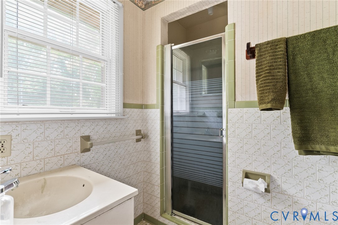 9400 Morley Road Midlothian, VA 23112 - Photo 26 of 38 Full primary bath