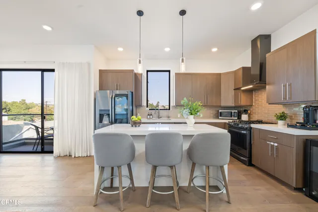 $5,500 | 3221 West Robinson Lane, Los Angeles, CA 90026