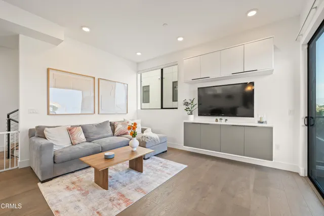 $5,500 | 3221 West Robinson Lane, Los Angeles, CA 90026