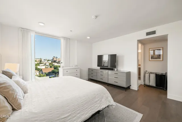 $5,500 | 3221 West Robinson Lane, Los Angeles, CA 90026