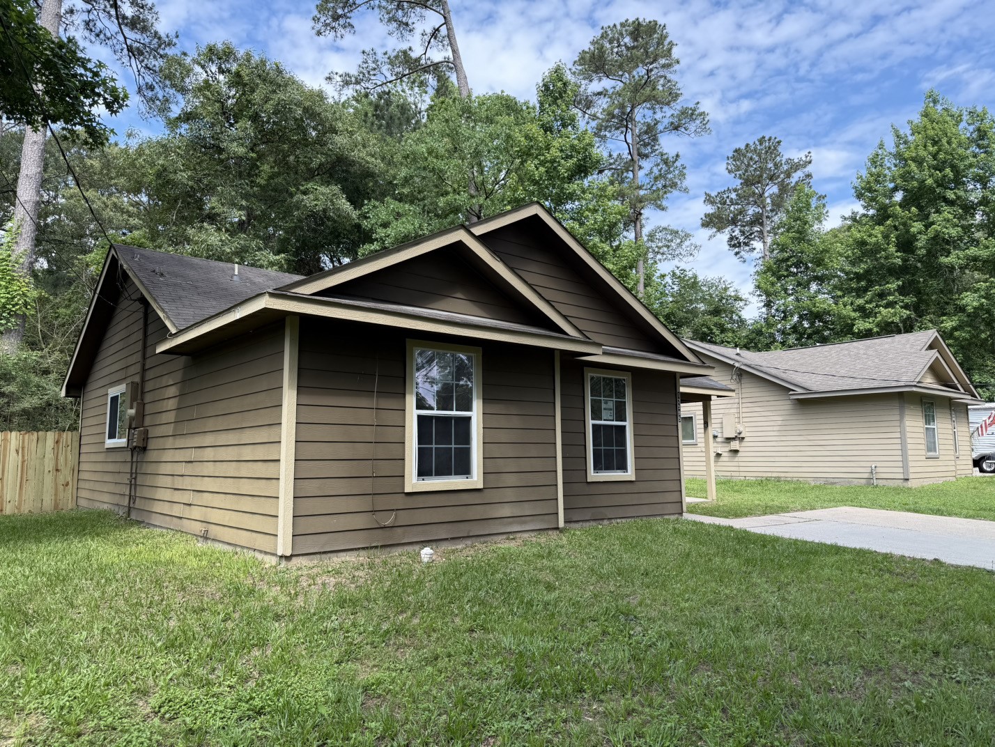 12595 Royal Springs Road Conroe, TX 77303 - Photo 3 of 26 a backyard of a house with lots of green space