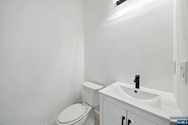 a view of a big room with closet and windows