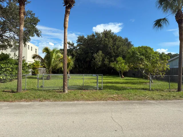 a house view with a yard