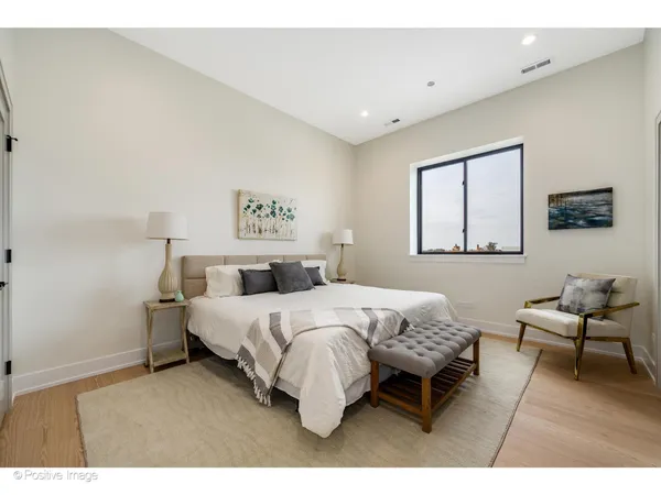 $730,000 | 5340 North Lincoln Avenue, Unit 401, Chicago, IL 60625