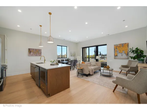 $730,000 | 5340 North Lincoln Avenue, Unit 401, Chicago, IL 60625