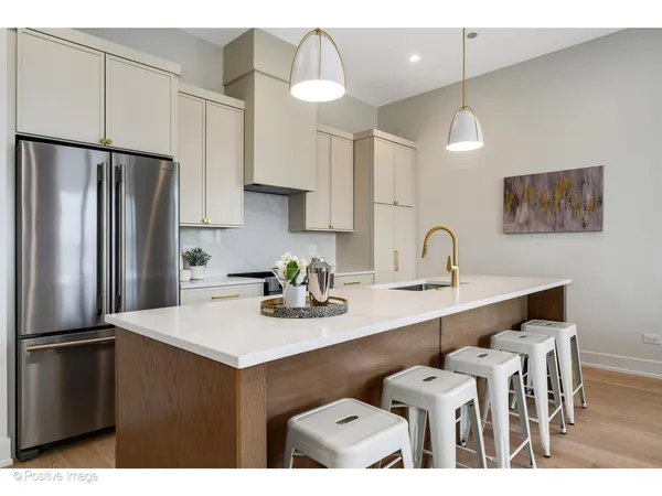 $730,000 | 5340 North Lincoln Avenue, Unit 401, Chicago, IL 60625