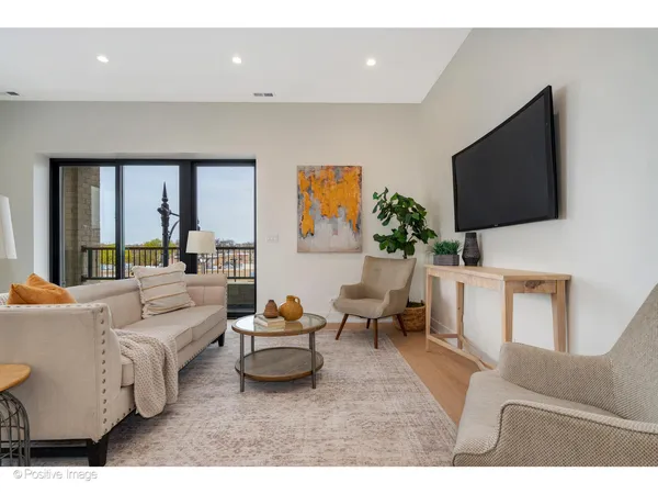 $730,000 | 5340 North Lincoln Avenue, Unit 401, Chicago, IL 60625