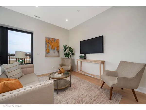 $730,000 | 5340 North Lincoln Avenue, Unit 401, Chicago, IL 60625