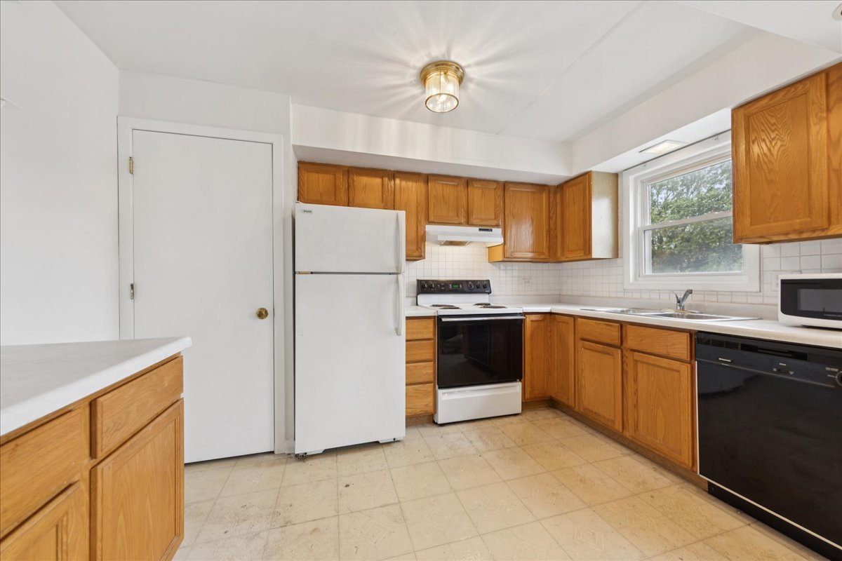 6862 West Lode Drive, Unit 2A Worth, IL 60482 - Photo 7 of 14 a kitchen with refrigerator cabinets and a window