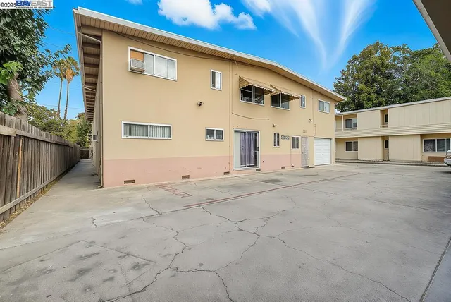 a view of a house with backyard