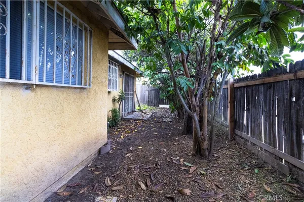 a house view with backyard space