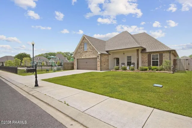 $299,900 | 122 Chloe Street, Broussard, LA 70518