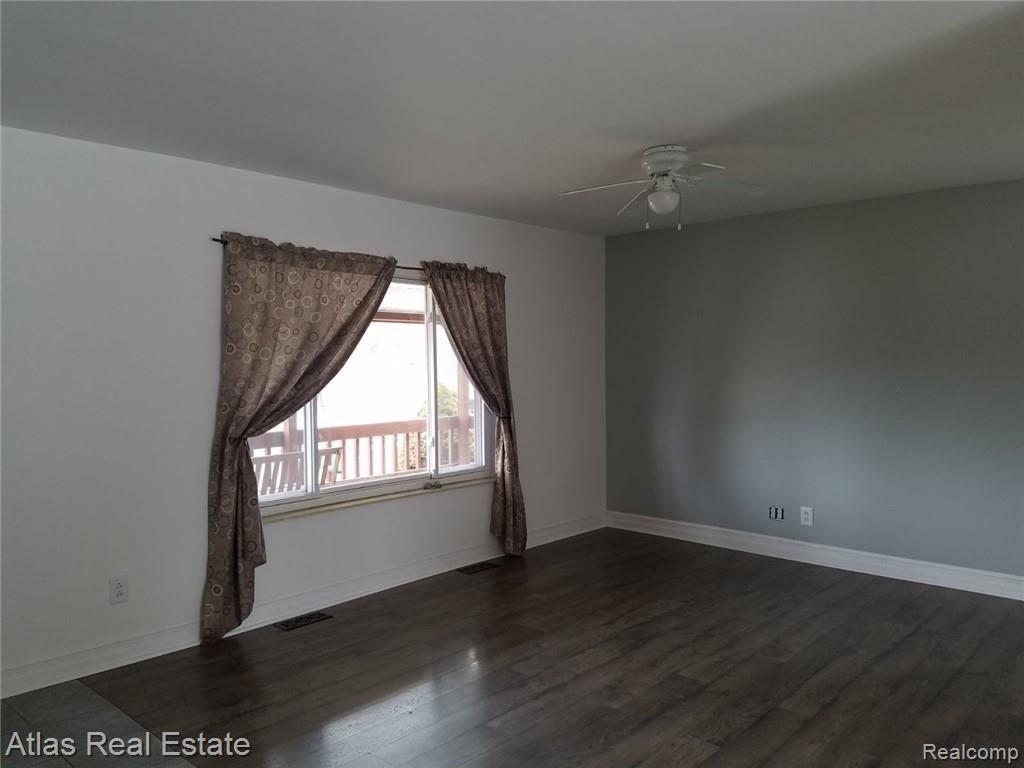 7505 Perry Road Grand Blanc, MI 48439 - Photo 4 of 14 livingroom 1.jpg