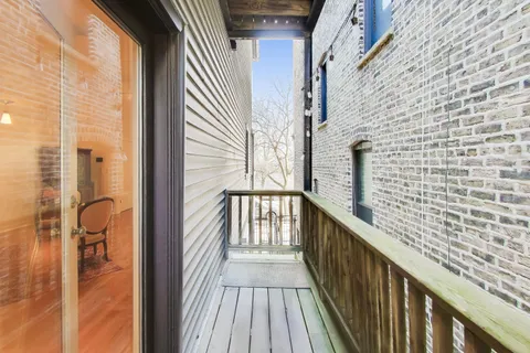 a picture of a small white building