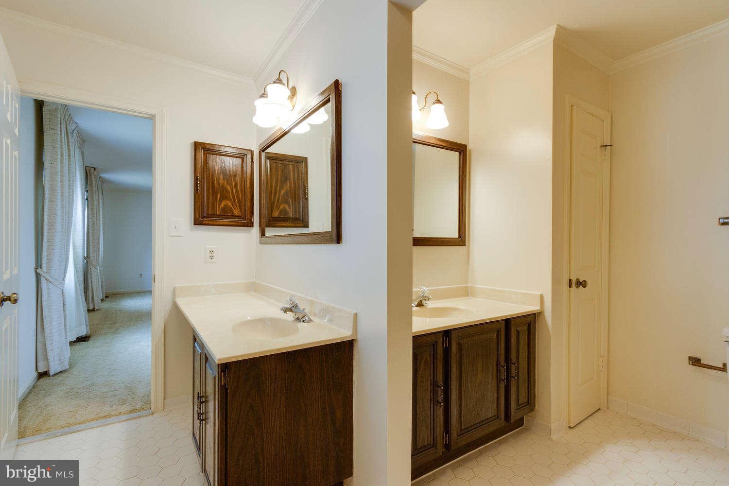 732 Ridge Drive McLean, VA 22101 - Photo 15 of 20 Bath (Master)