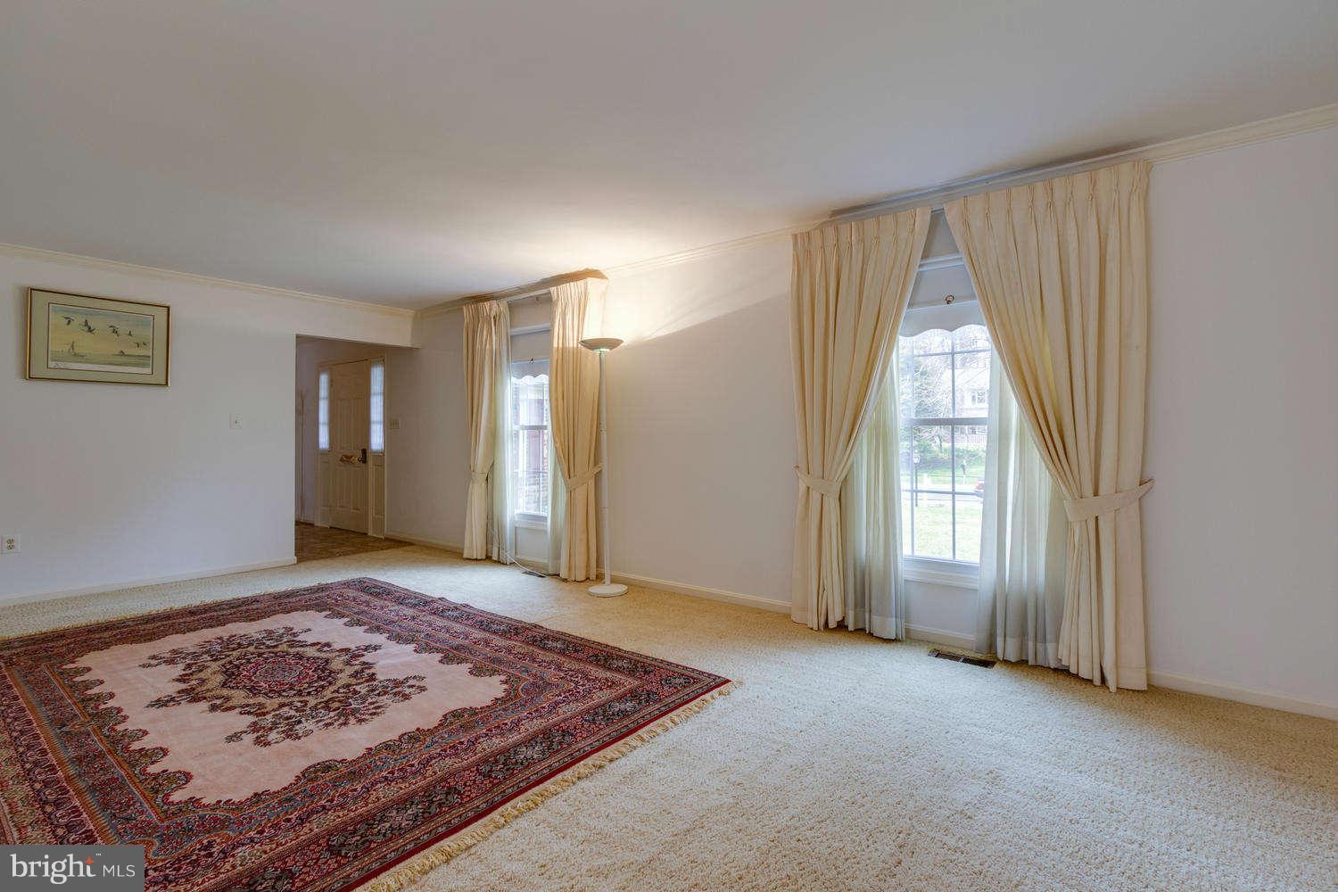 732 Ridge Drive McLean, VA 22101 - Photo 4 of 20 Living Room