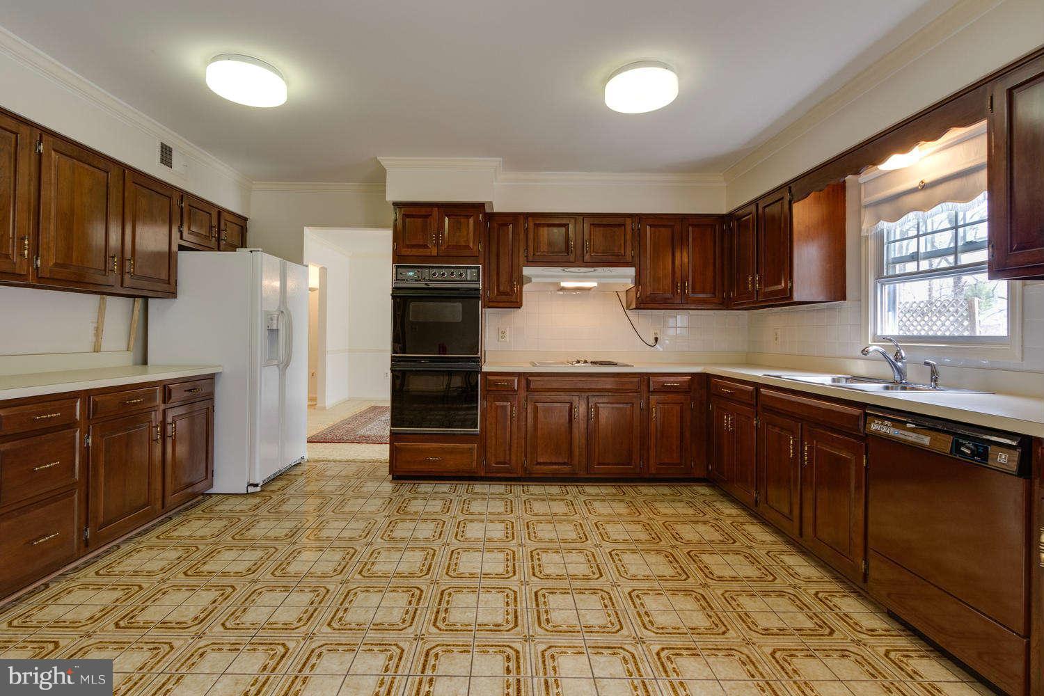 732 Ridge Drive McLean, VA 22101 - Photo 6 of 20 Kitchen