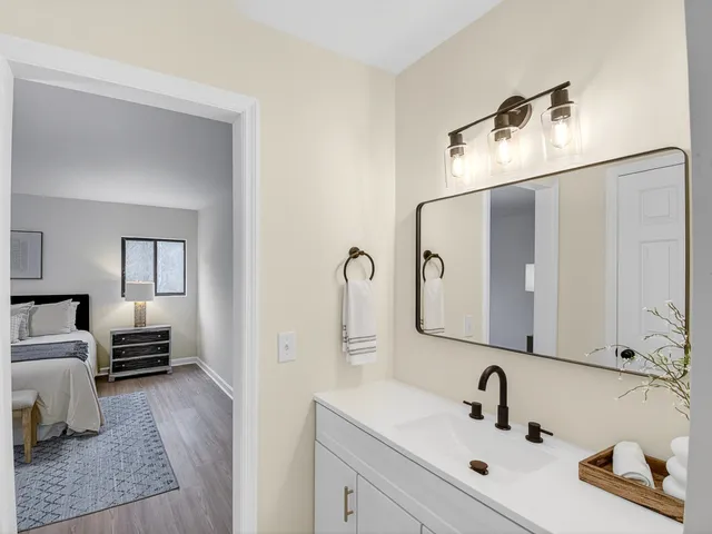 a en suite bathroom with a double vanity sink and mirror