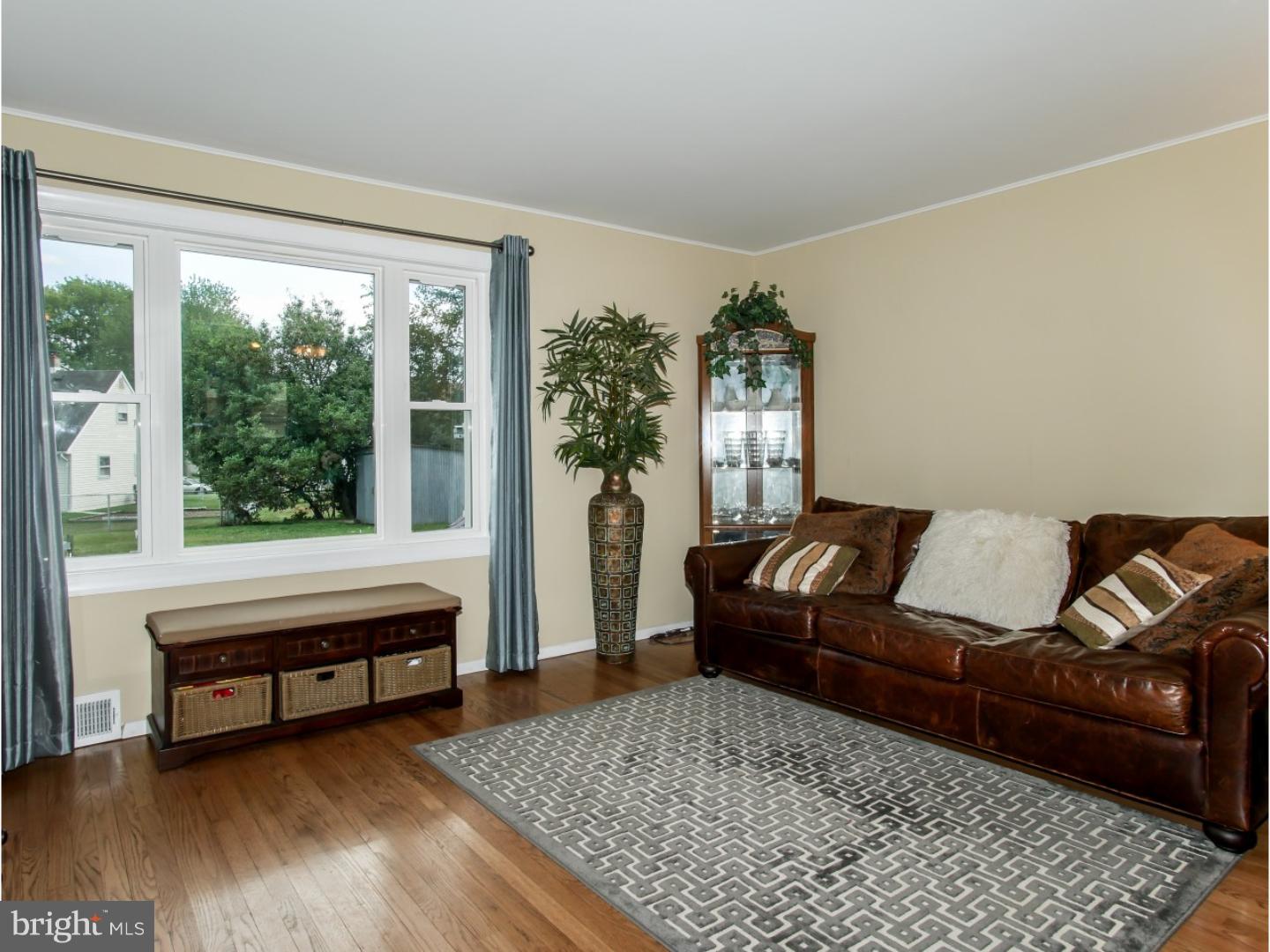 27 Downing Road Hamilton Square, NJ 08690 - Photo 7 of 25 Living Room