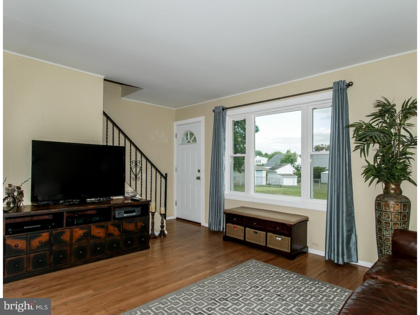 27 Downing Road Hamilton Square, NJ 08690 - Photo 8 of 25 Living Room