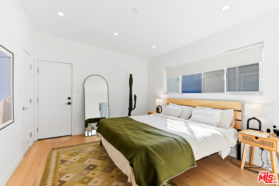 2603 Abbot Kinney Boulevard, Unit 1/2 Venice, CA 90291 - Photo 9 of 16 a bedroom with a bed and a large mirror