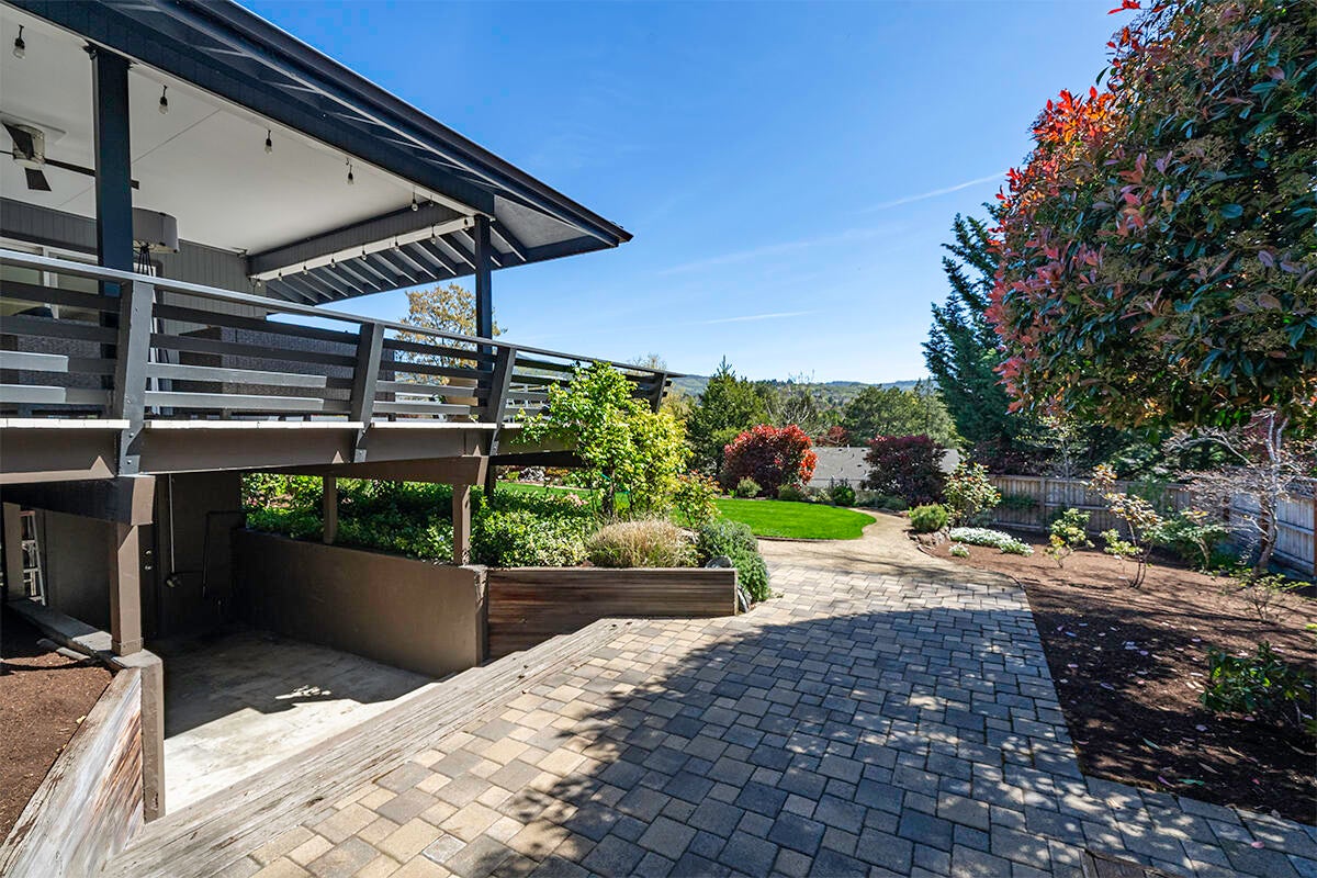 113 South Foothill Road Medford, OR 97504 - Photo 7 of 32 DSC07892-HDR-Edit