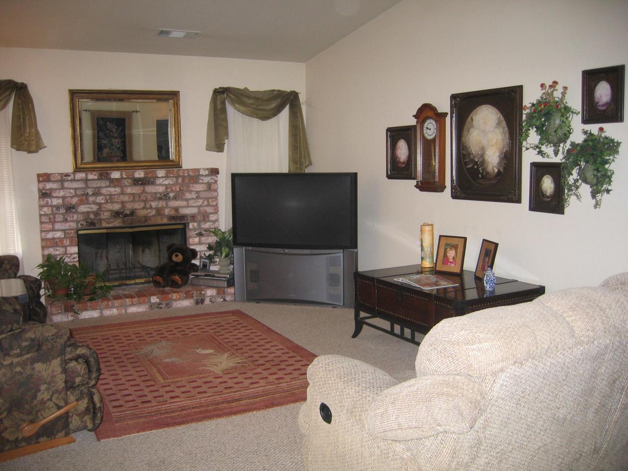 6729 Irving Road Redding, CA 96001 - Photo 8 of 8 Living Room