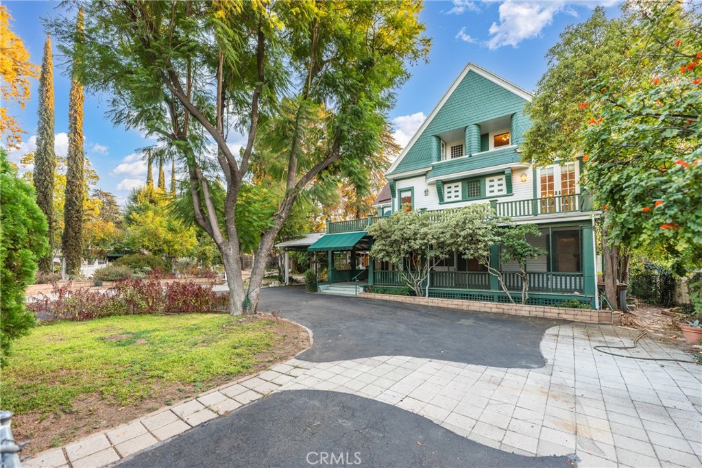 a view of a yard in front of house