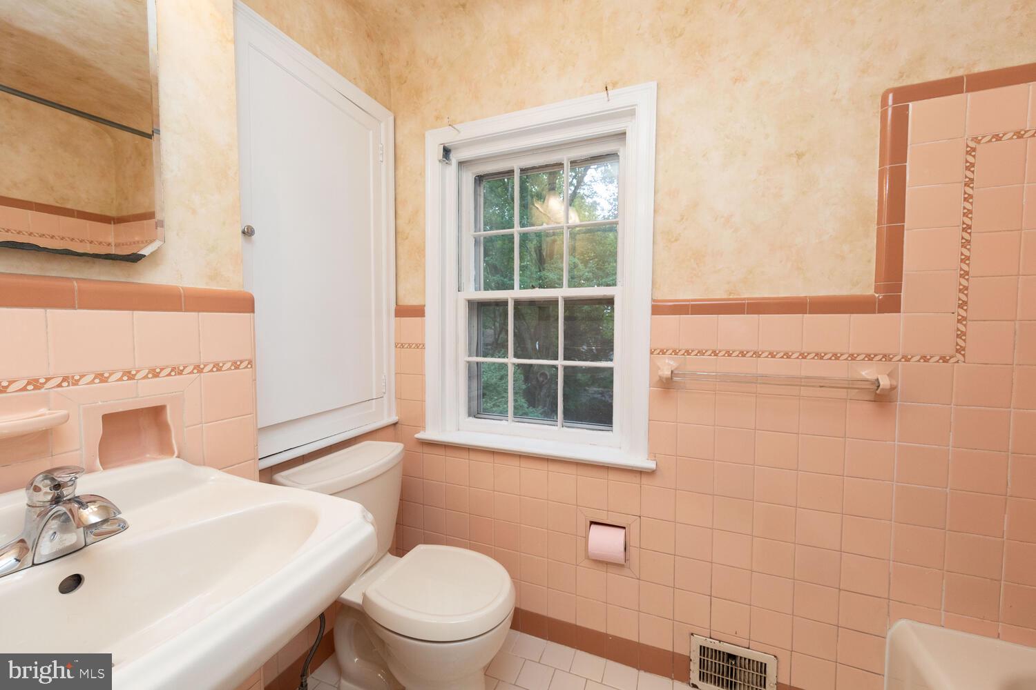 147 Fisher Road Jenkintown, PA 19046 - Photo 27 of 45 Hall Bathroom