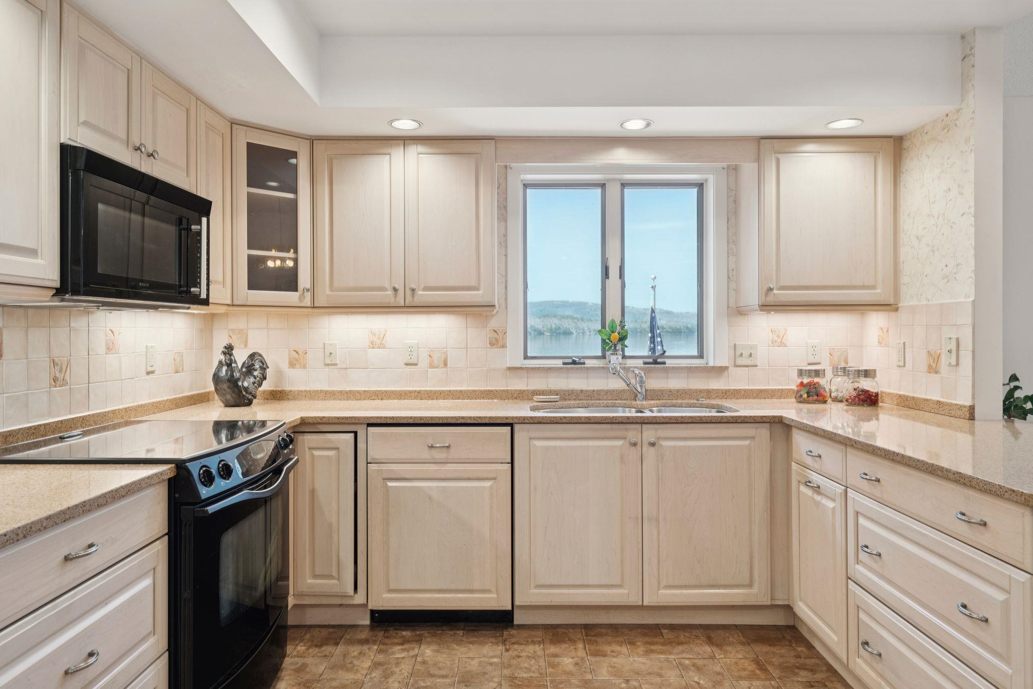 9 Umbrella Point Wolfeboro, NH 03894 - Photo 10 of 52